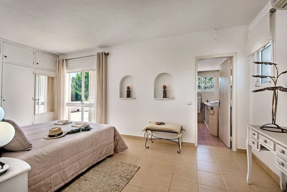 Villa Joya in Loule With 4 Bedrooms and 4 Bathrooms