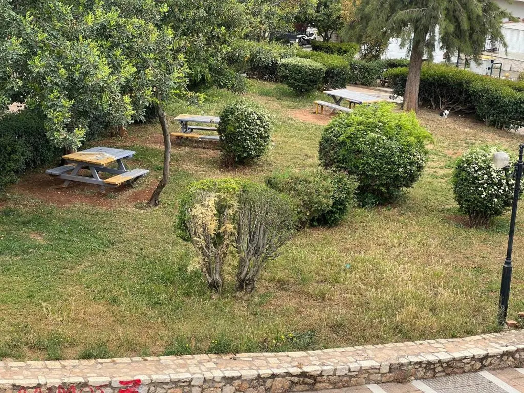 Διαμερίσματα 80 τμήμα με 2 κρεβατοκάμαρες πλήρως ανακαινισμένο σε υπέροχη τοποθεσία. Πολυ κοντά σε παραλιες , μέσα μαζικής μεταφοράς, μπαρ και εστιατόρια