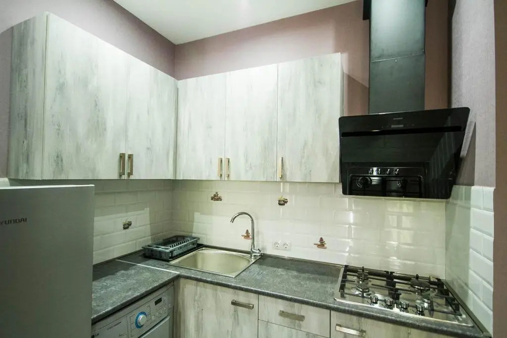 Lech Kachinski Apartment 4