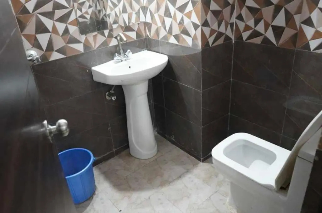OYO Hotel Pinaki Stay Near Noida Sector 51 Metro Station