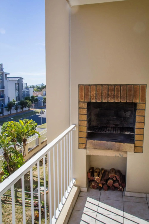 Sunny 2 bedroom apartment in Blouberg Beachfront