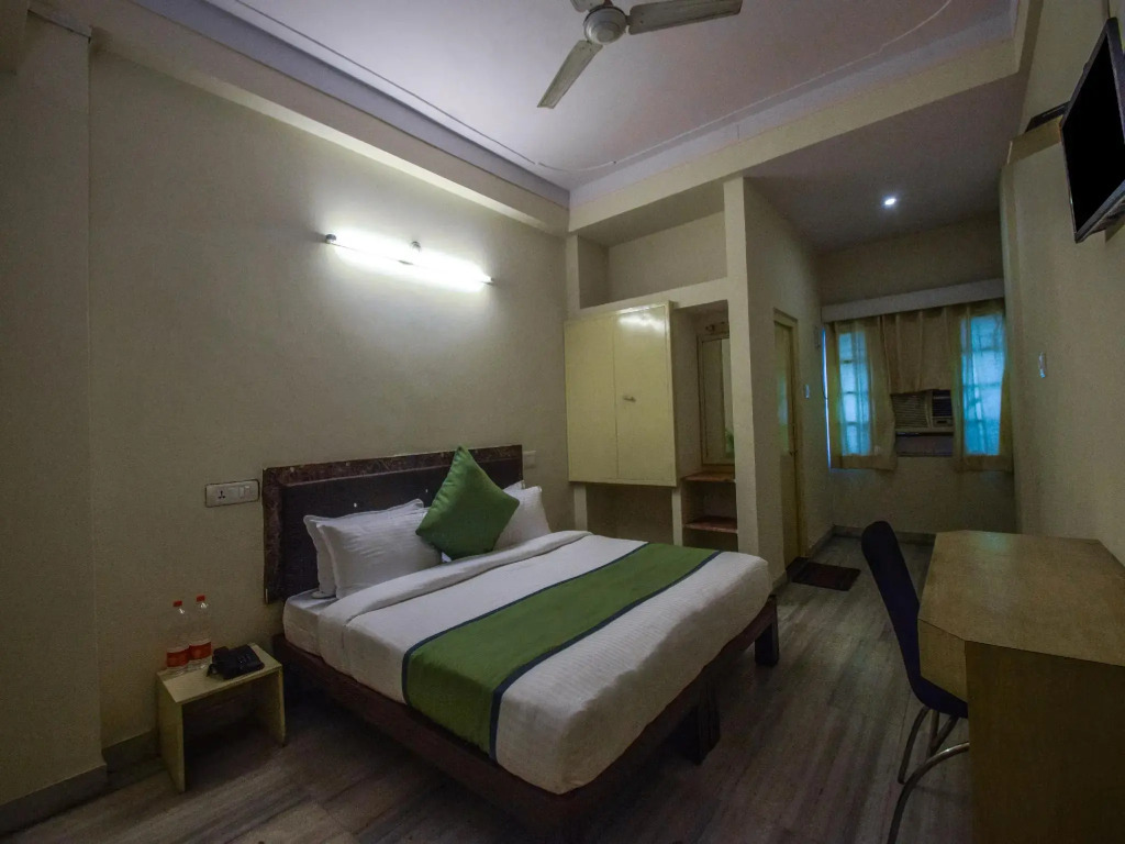 OYO 15212 Hotel Seema