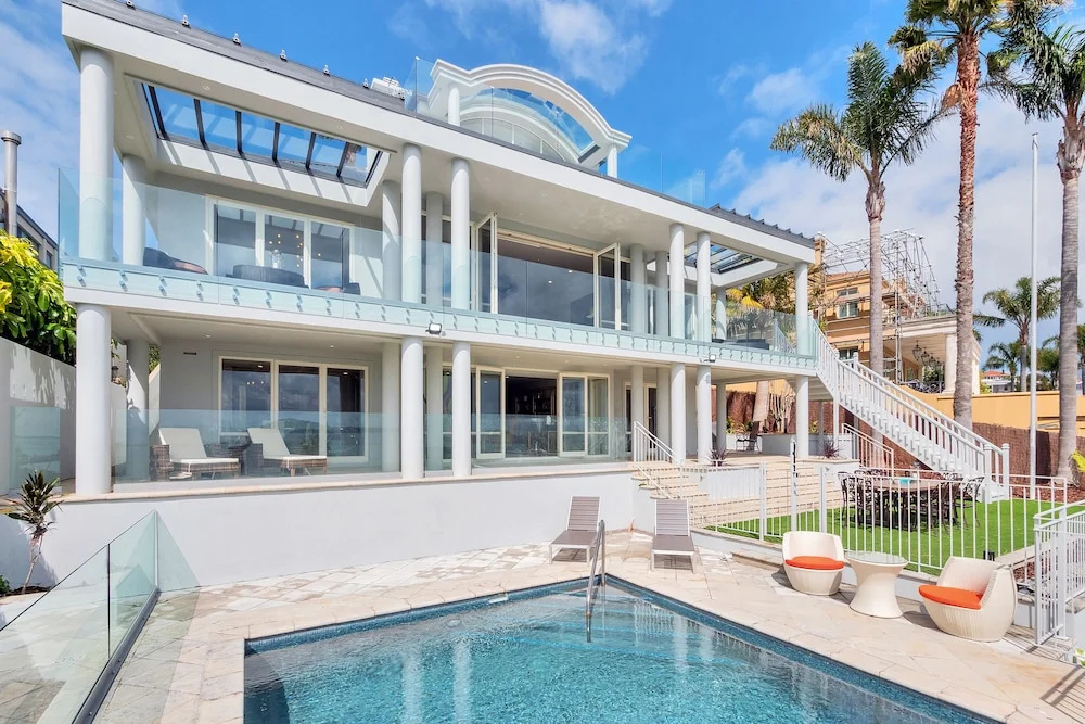 Orakei Grandeur Mansion with Sea Views & Pool