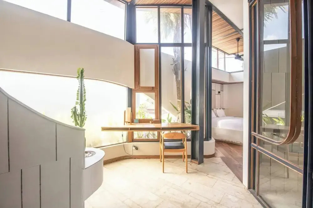 1BR Loft Art Deco Shared Pool, 700m to Echo Beach