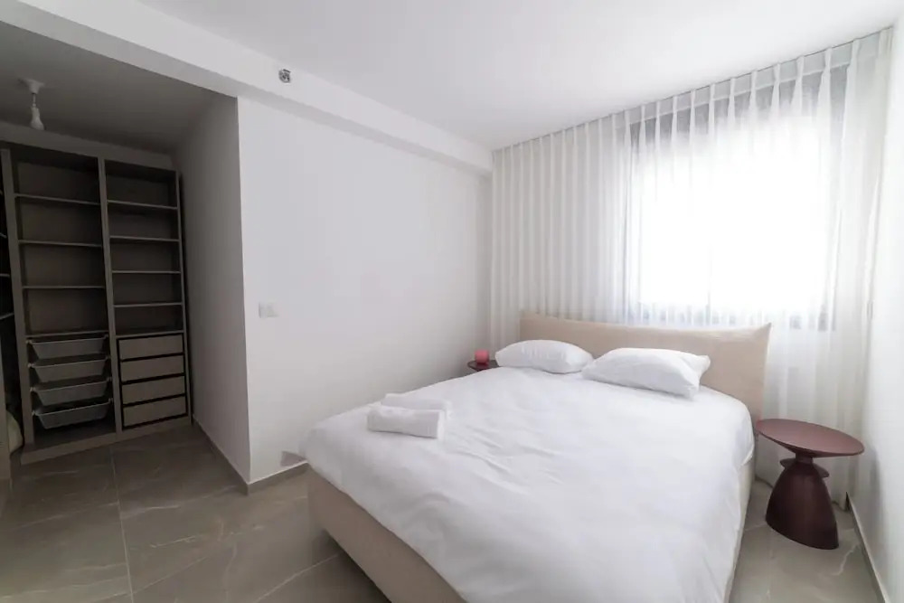 O&O - 2 BR Stylish & Modern Apartment