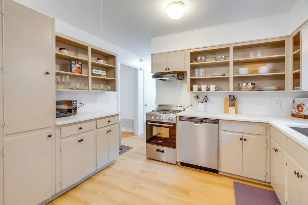 Large Deck, Rec Room! 2-unit ATX Retreat By Campus