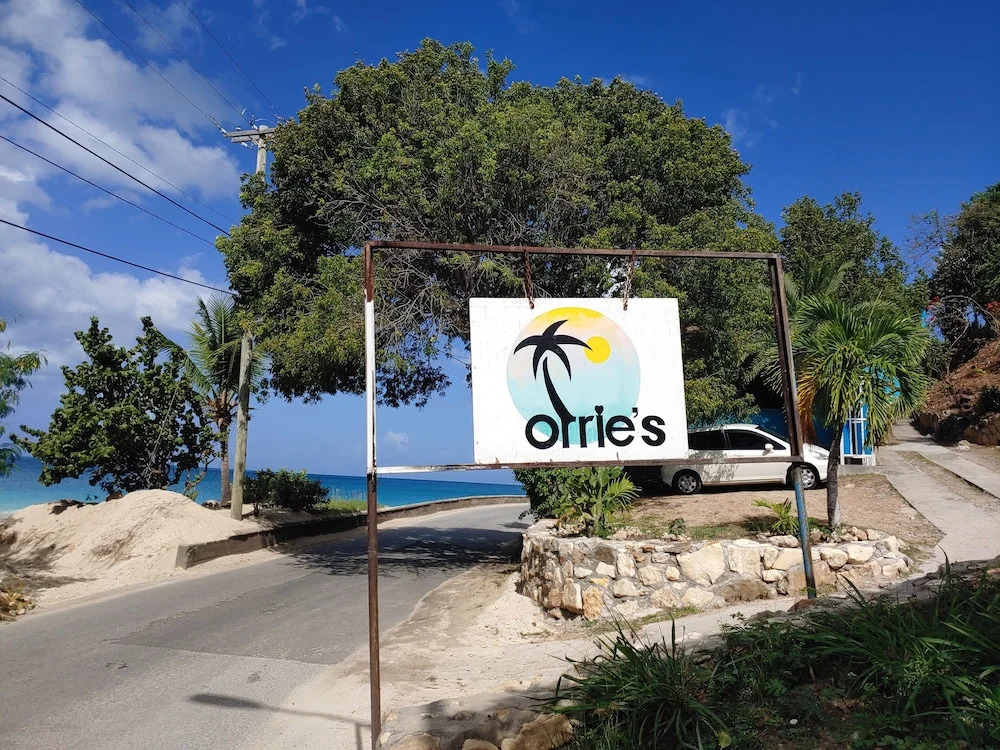 Orries Beach Bar and Hotel