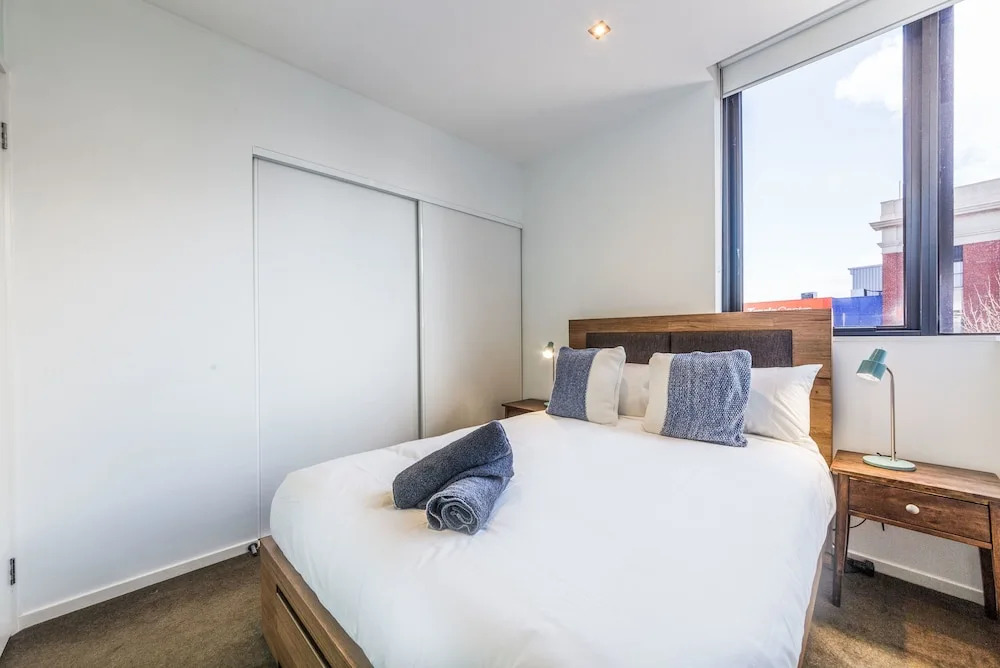 Stylish 2 bed 2 bath parking wifi pool
