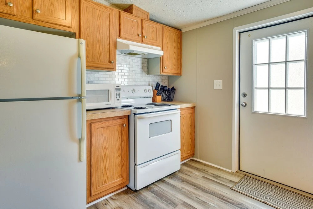 Supply Cottage w/ Deck < 2 Mi to the Beach!
