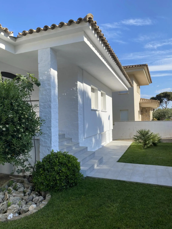 Sabina in L'Escala with 6 bedrooms and 3 bathrooms