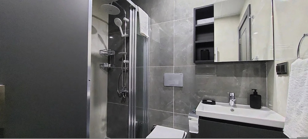 Professionally Maintained Spacious New Suites 4
