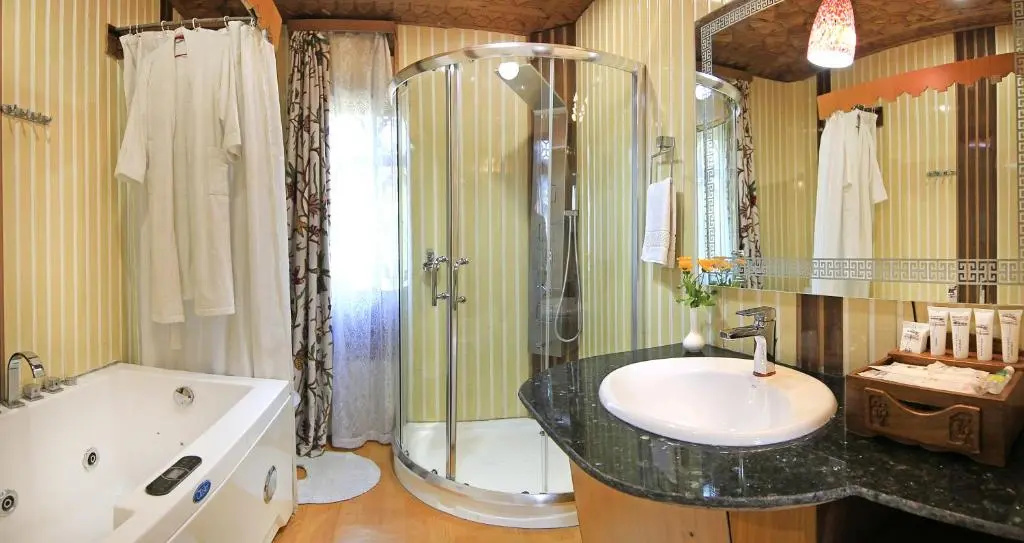 Kolu Group Of Houseboats