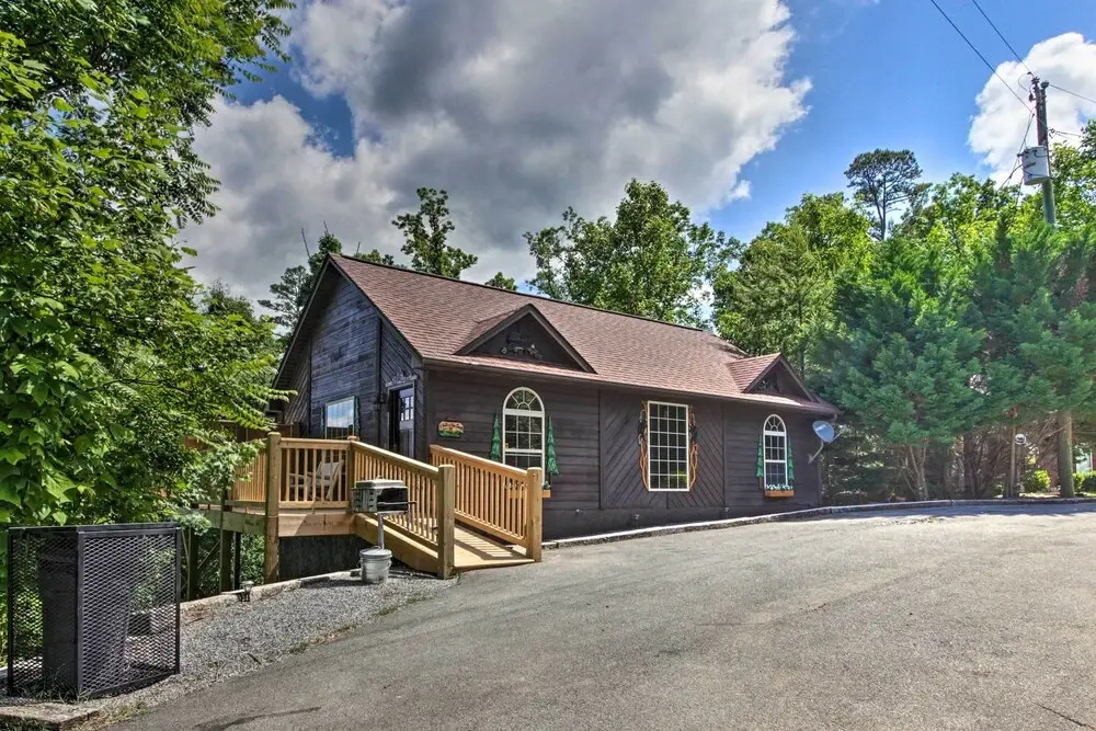 Sevierville Overlook Cabin: 9 Miles to Gatlinburg!