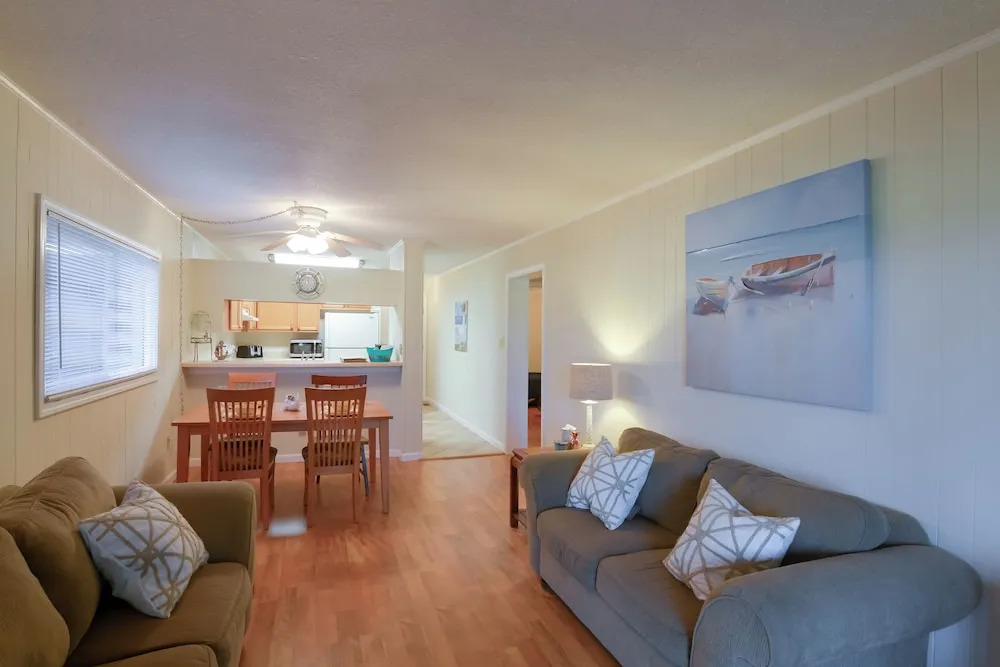 2 Mi to Apache Pier: Gem w/ Pool Access
