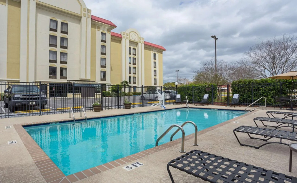 Comfort Suites University
