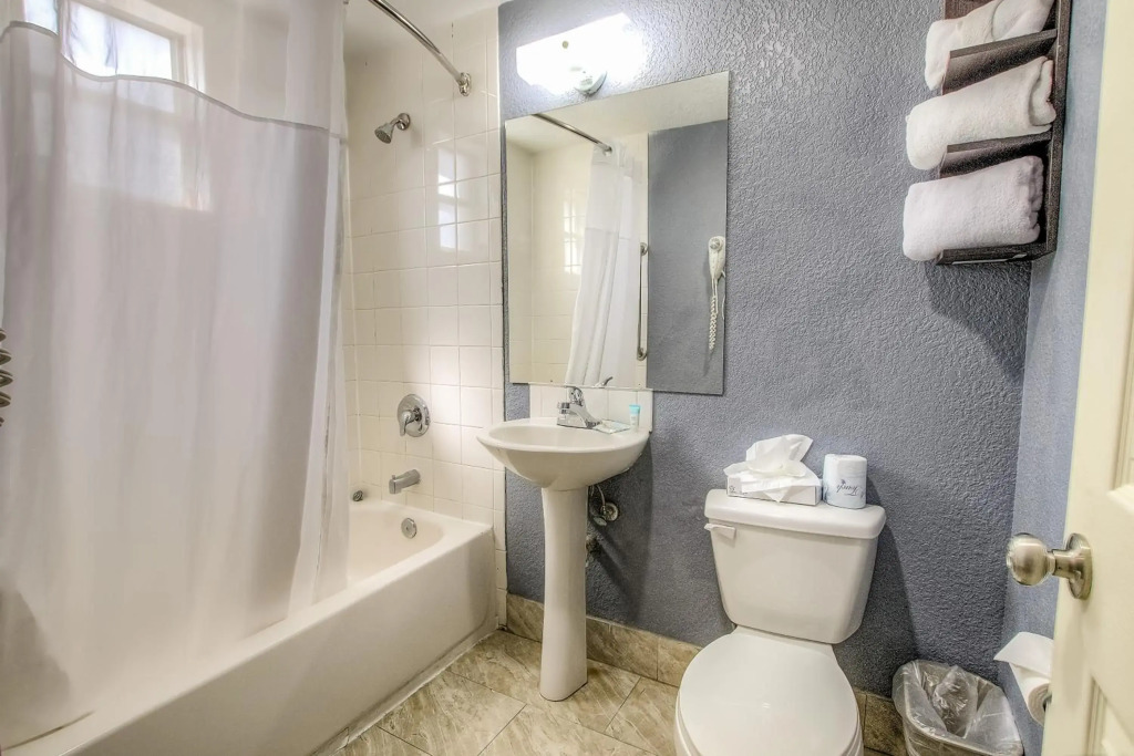 Beach House Inn with POOL & Beach Access