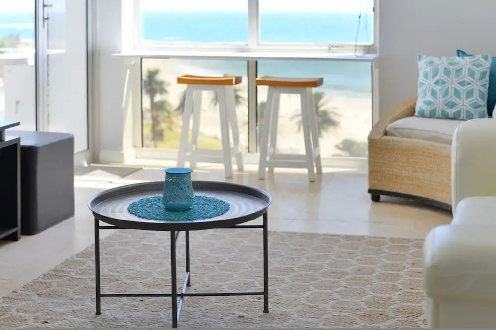 Top-floor 2-bed Beachfront Sunny Camps Bay Views