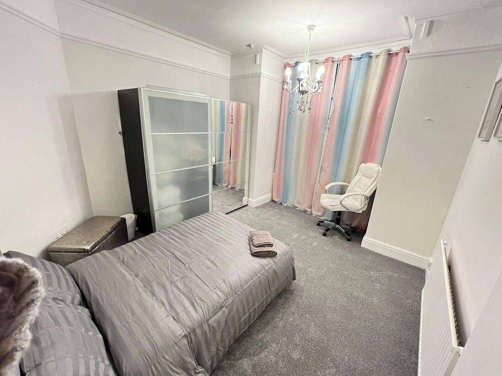 House-sleeps10-hottub-garden-parking-10mintotown