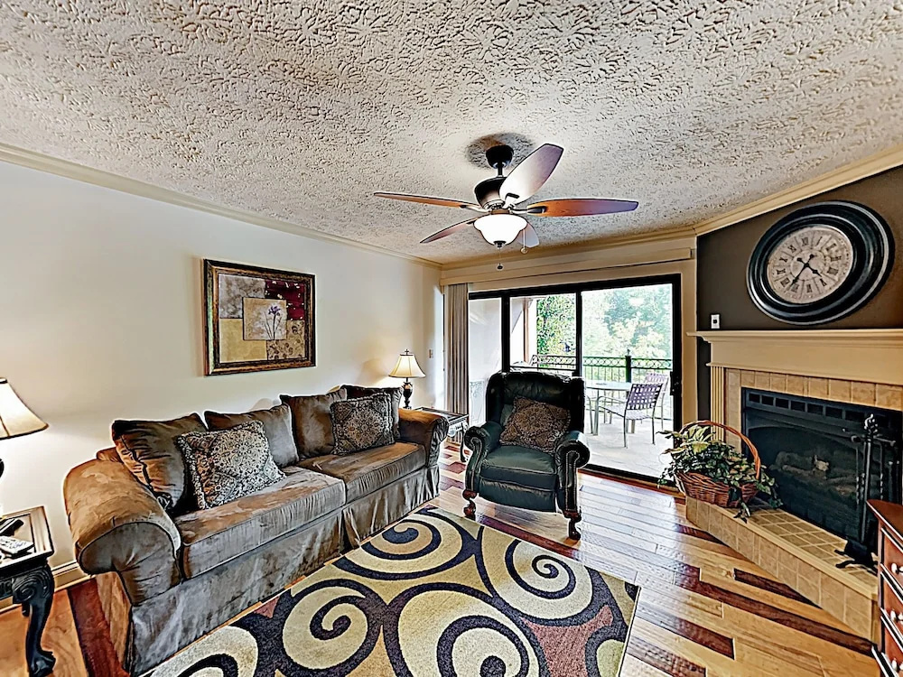 New Listing! Smoky Mountain Near Downtown 2 Bedroom Condo