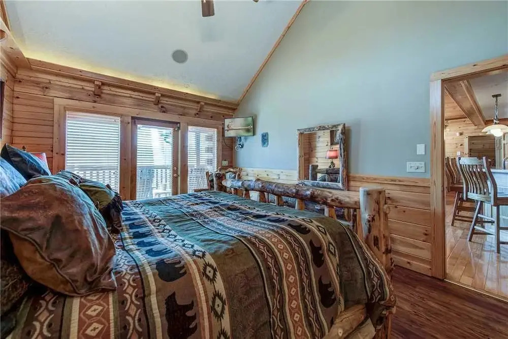 Majestic Point Lodge 5 Bedroom Mountain View Home with Hot Tub