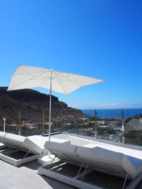 Billys Marina 360 with pool access