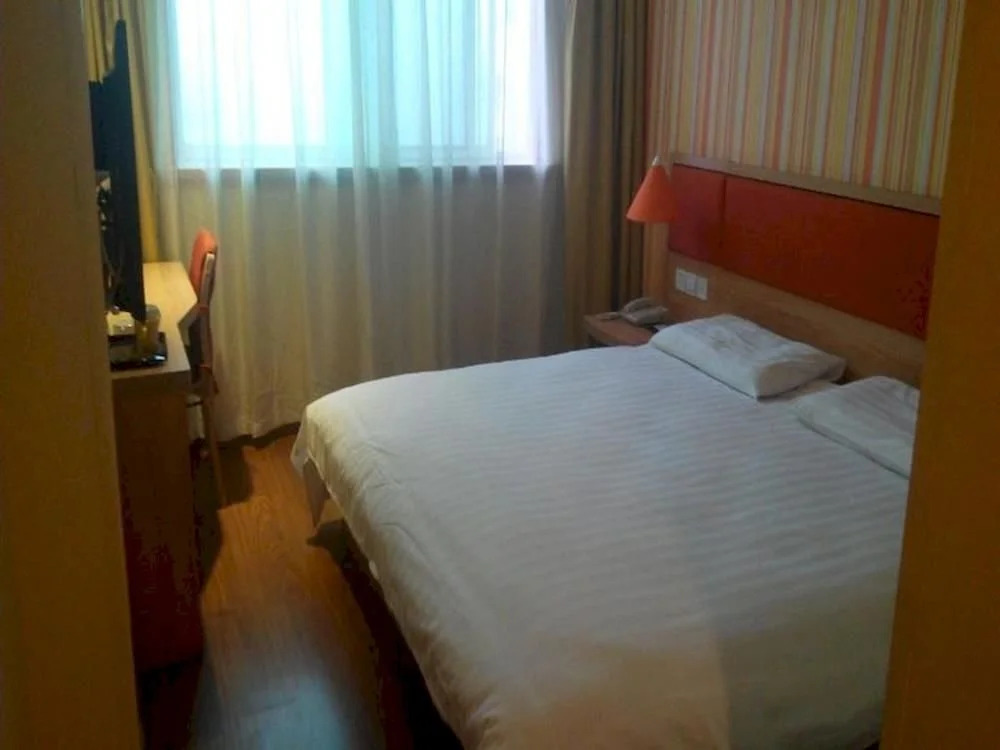 Home Inn (Xianyang Airport Weicheng District Dongfeng Road)