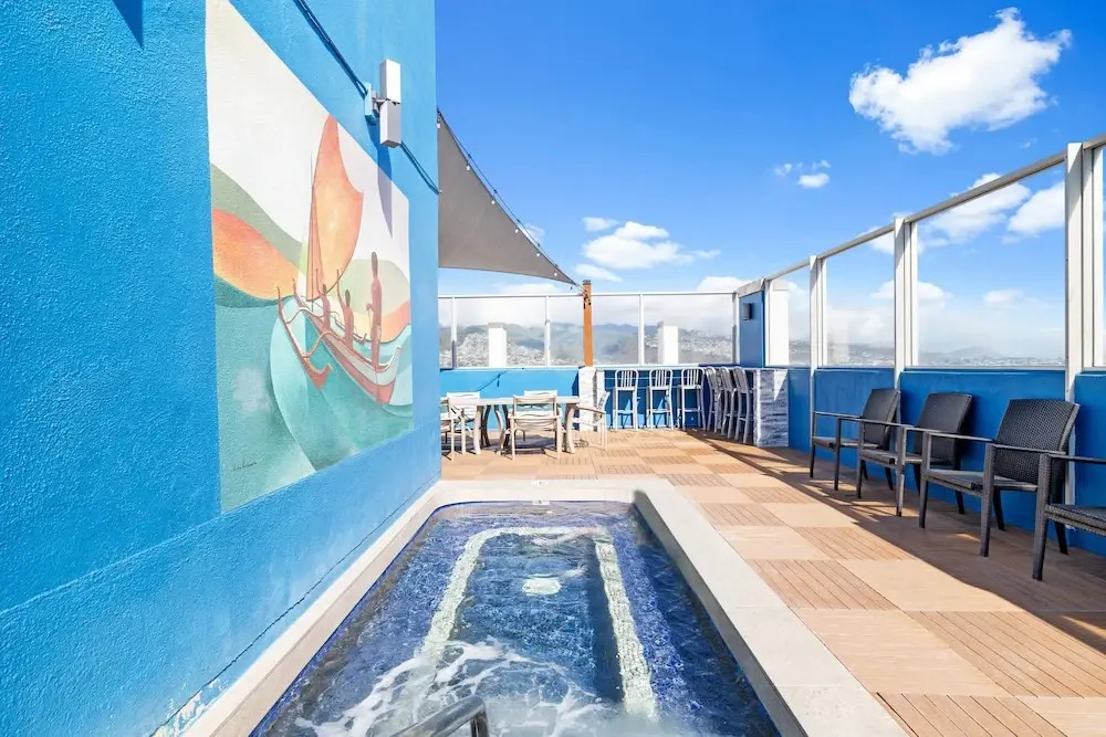 Renovated Pacific Monarch Studio Near Waikiki Beach