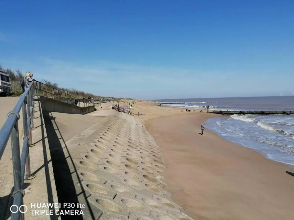 Beach Apartment - Sleeps 4, Garden & Parking