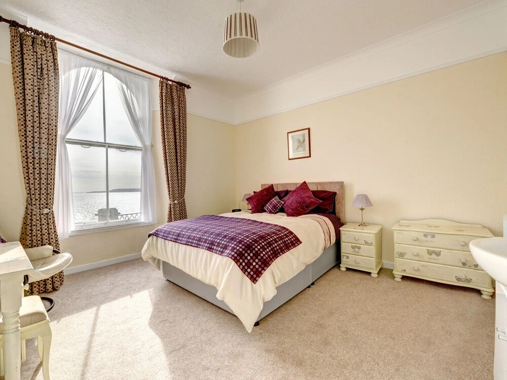 Bright, Spacious Apartment in Tenby, Looking out Onto Castle Beach