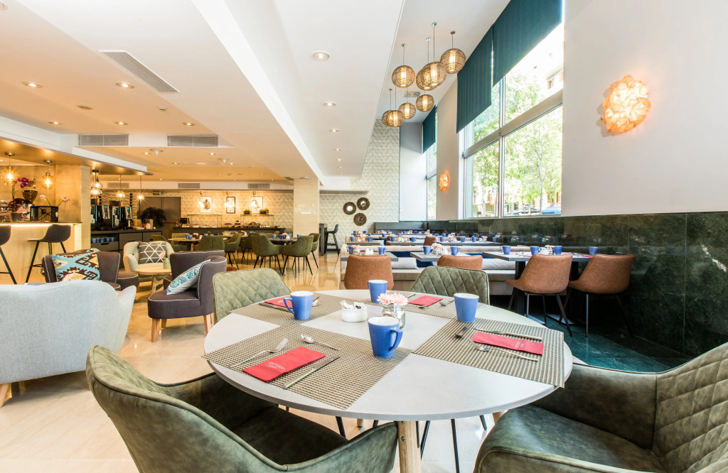 Отель Leonardo Hotel Barcelona Gran Via