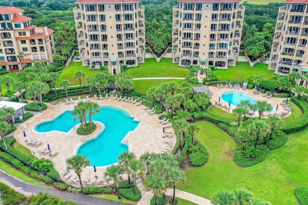 Ocean-view Penthouse With Pool, Balcony & Central AC - Snowbird-friendly