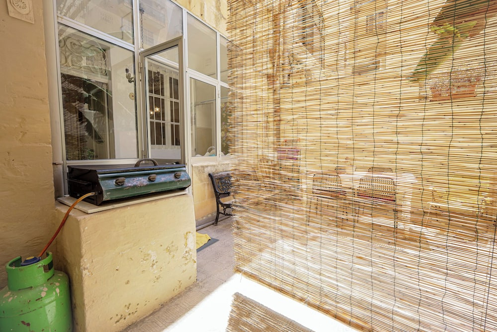 Classic 1BR Seafront Townhouse & Garden