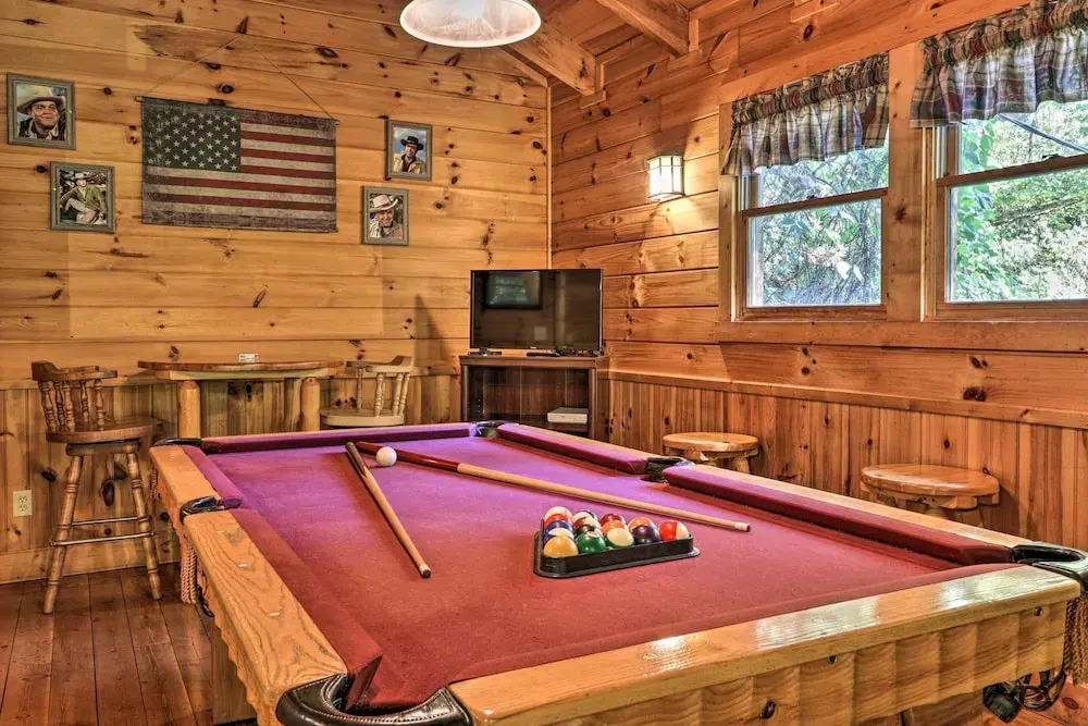 Secluded Cabin w/ Hot Tub, 3 Mi to Pigeon Forge!