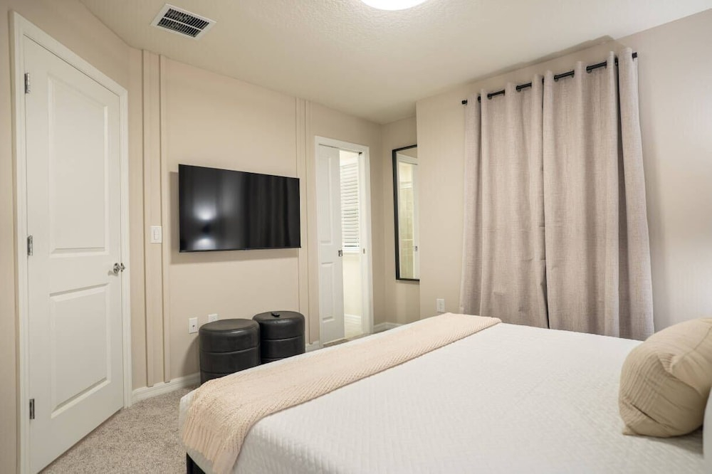7BR Windsor Cay Home for 20 Guests