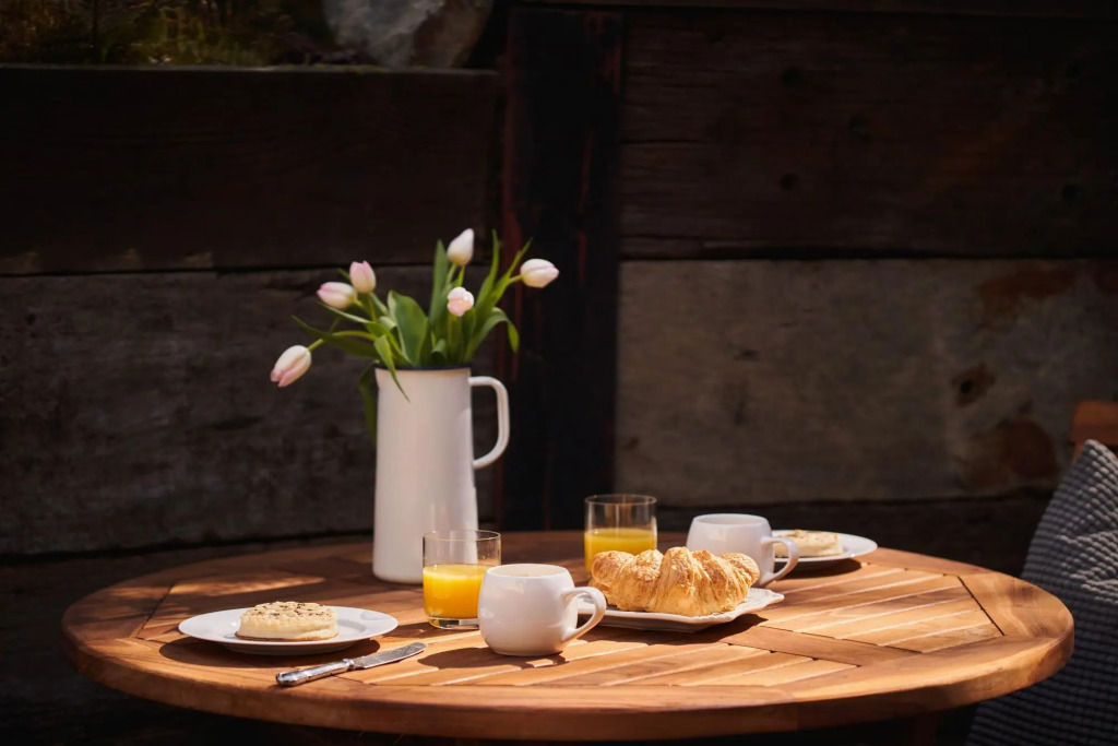Swallows End – stylish bolthole with hot tub and pool in Dartmoor National Park