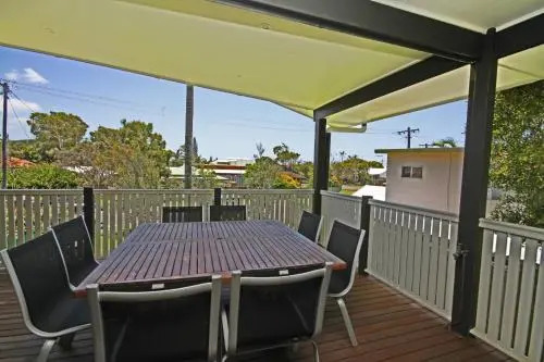 Red Door Beach House - Marcoola Beach - PET FRIENDLY, FOXTEL, WIFI, 500 BOND, Linen Supplied