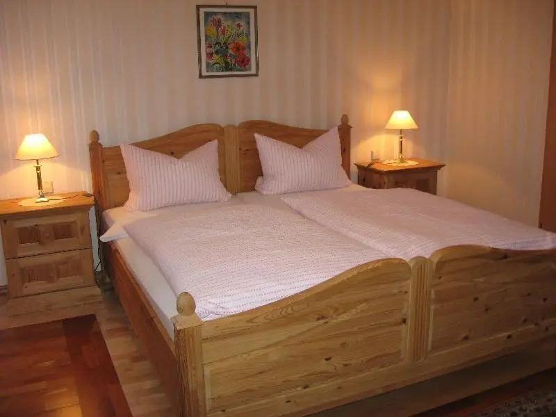 Ferienwohnung-Im-Kelterhaus-Wohnung-Blauer-Salon