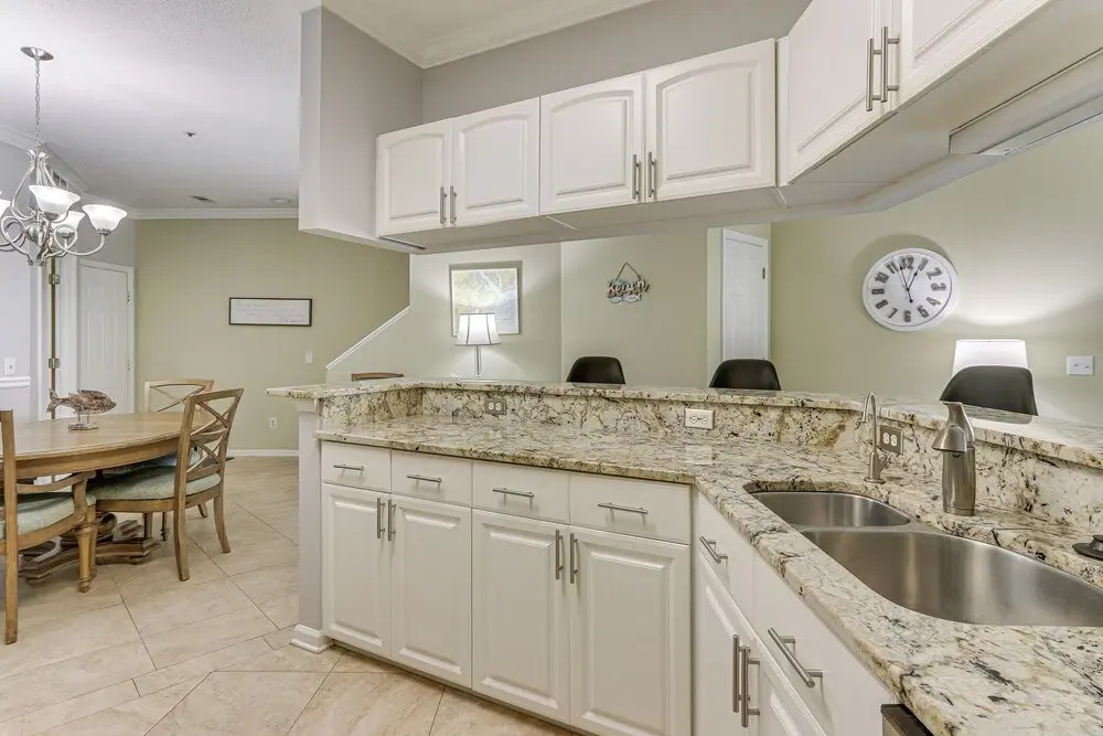 Hilton Head Island Condo w/ Deck < 1 Mi to Beaches