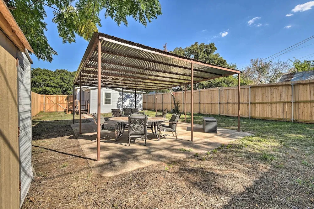 1 Mi to Uta: Arlington Elm Cottage w/ Fenced Yard