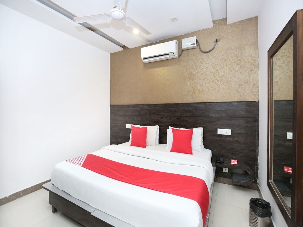 OYO 13431 Hotel Royal Blue