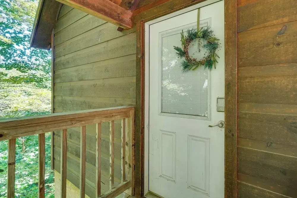 Hot Tub & Game Area: Rustic Cabin 5 Mi to Gsmnp