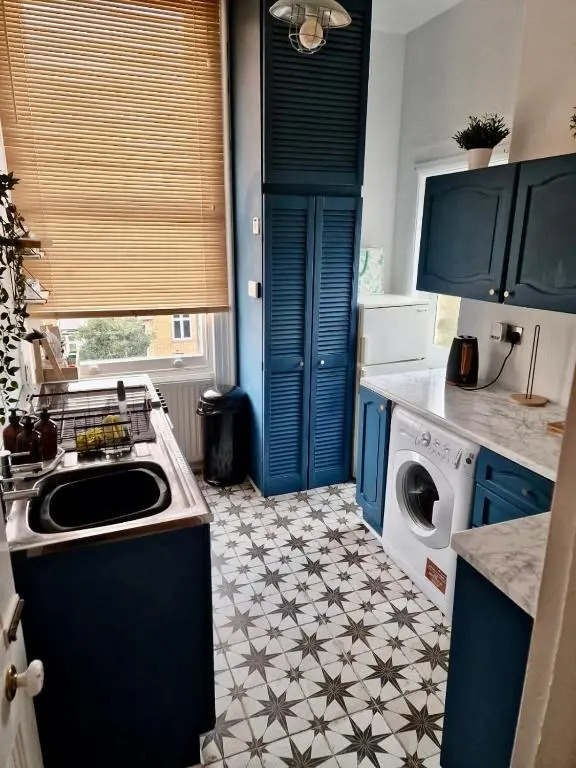 The Pink Bath Pad - 3 bedroom seaside apartment Pets allowed New