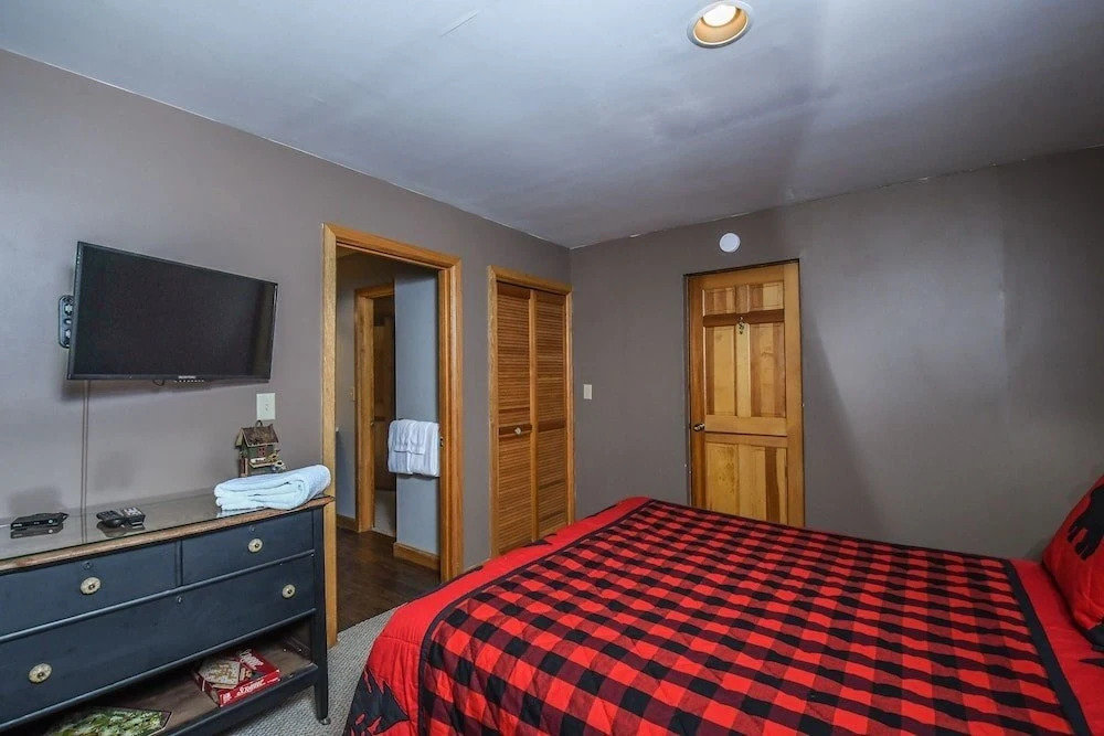 Lazy Bass Lodge