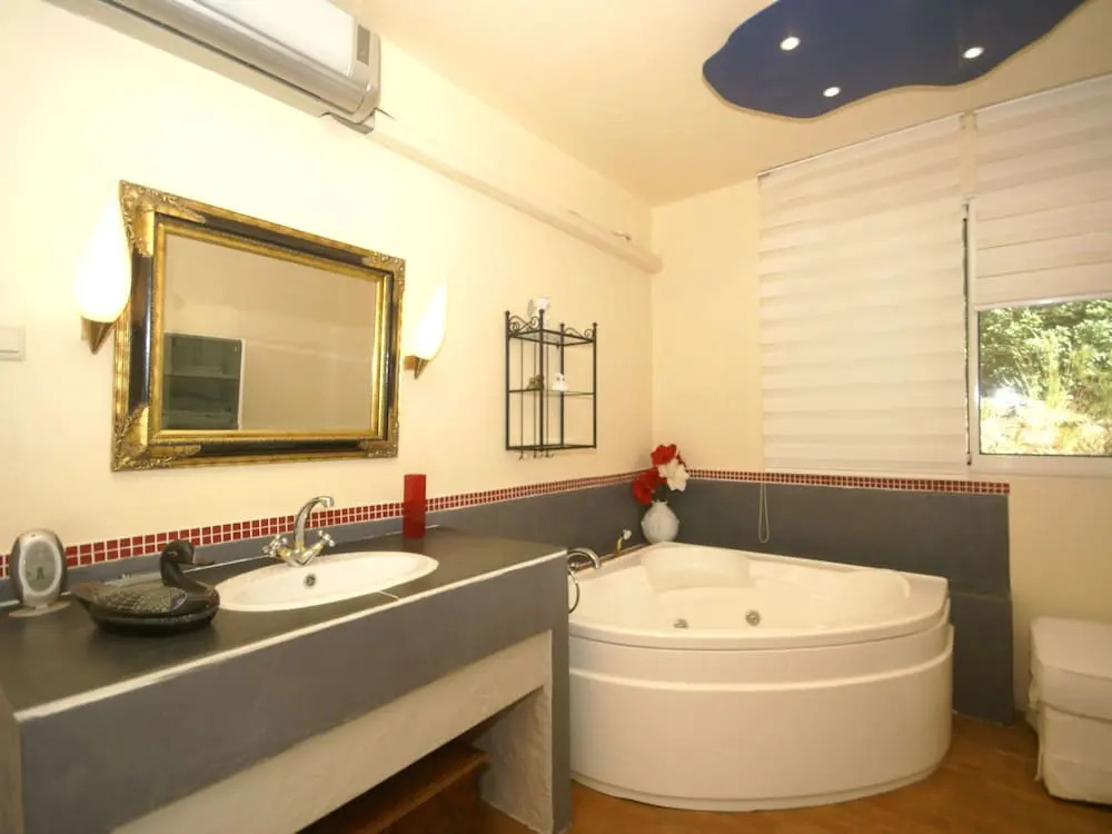 Charming Villa in Cavalaire-sur-mer With Pool