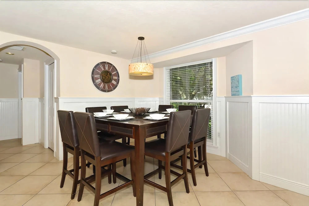 Seagrass Retreat 5 Bedrooms 3 Bathrooms Home