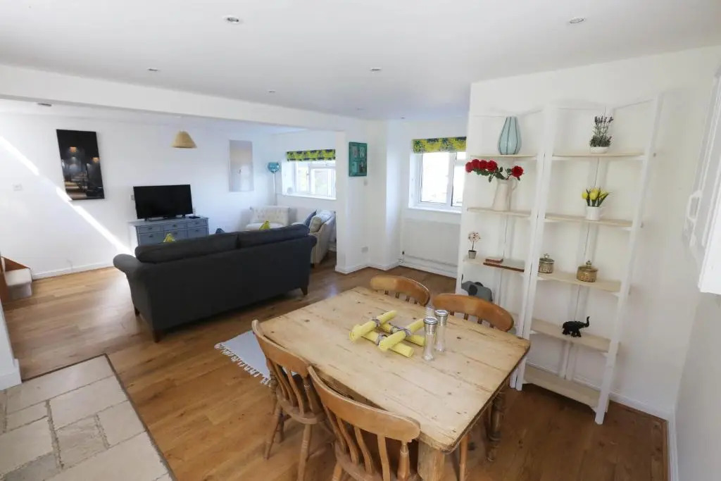 4a Dolphin Close