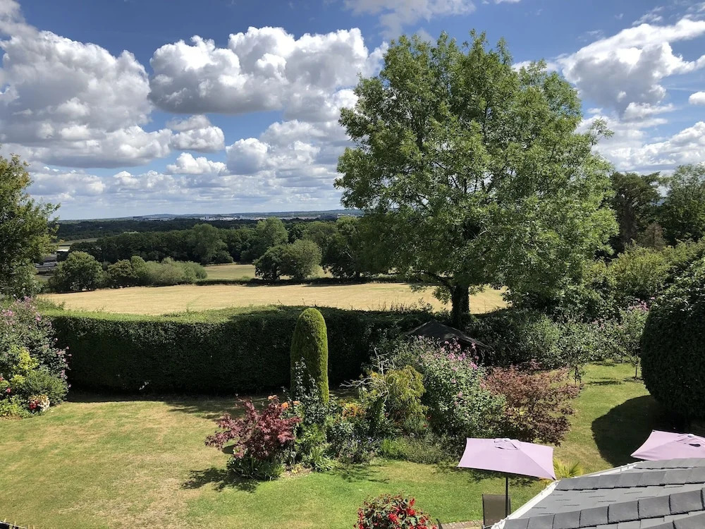Trumbles Gatwick B&B, Peaceful Stay with Parking & Easy Airport Access
