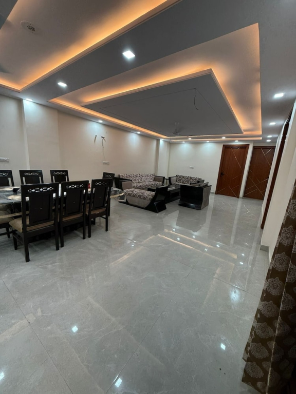 Stella Homestay Near Yashobhoomi with Rooftop