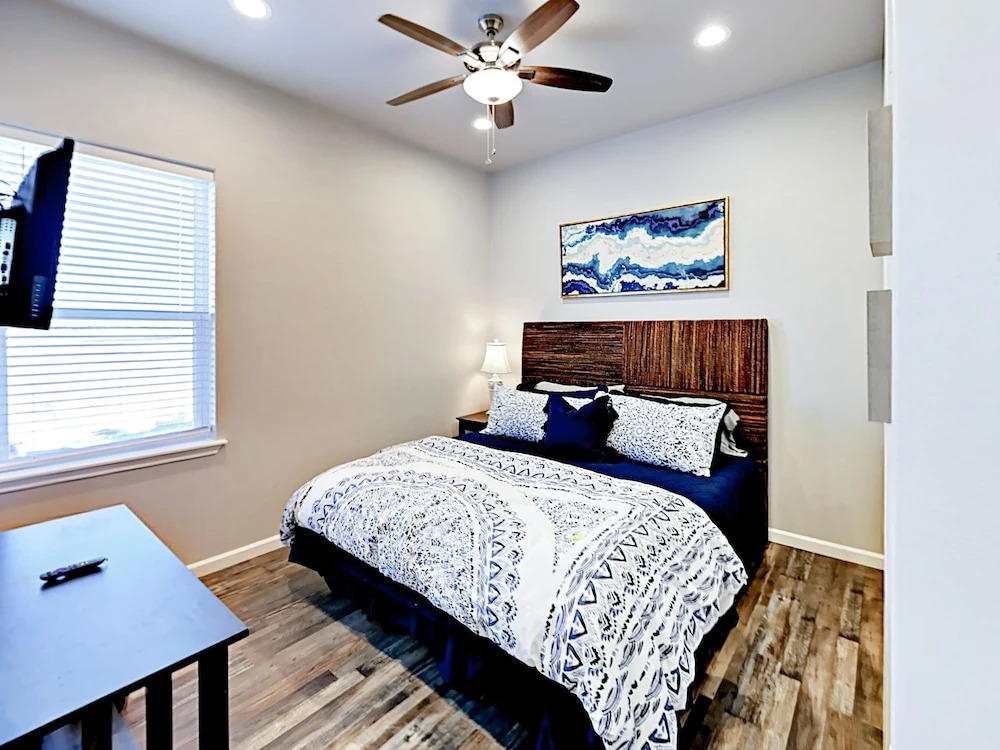 Canal-Front - 3 Br Home
