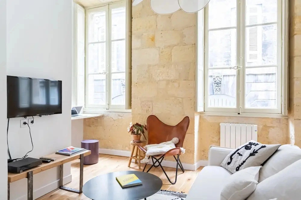 Bright and Cosy Studio in the Historical Heart of Bordeaux by GuestReady